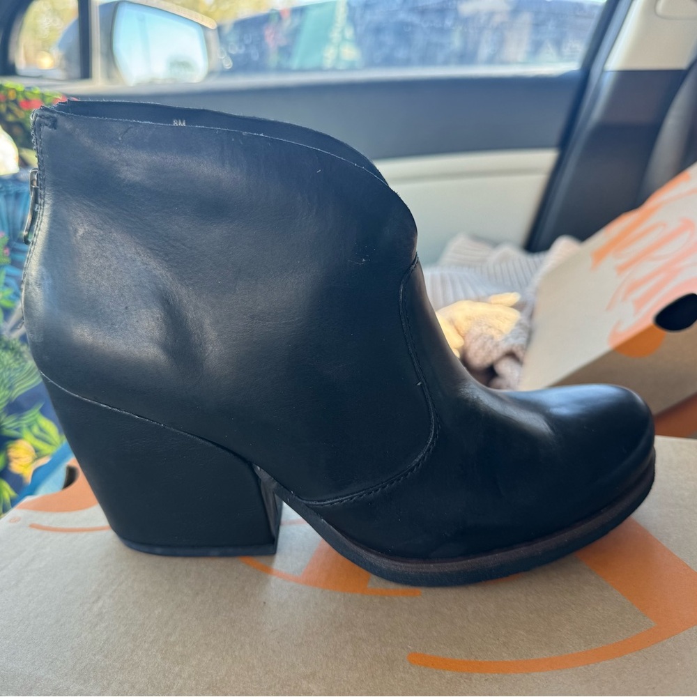 Korks size 8 NIB ankle black boots never worn